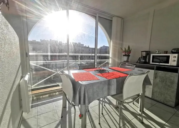 Apartment 039 Marina Bay 403 *