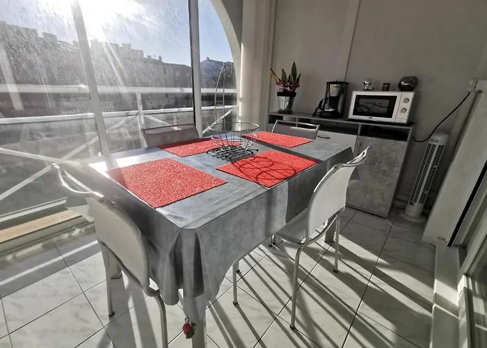 039 Marina Bay 403 *